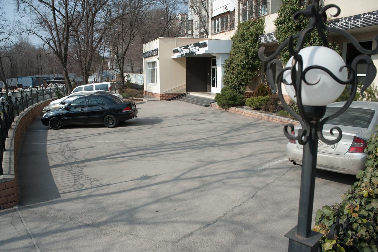 ホテル Bilyj Rojal Zaporizhia エクステリア 写真